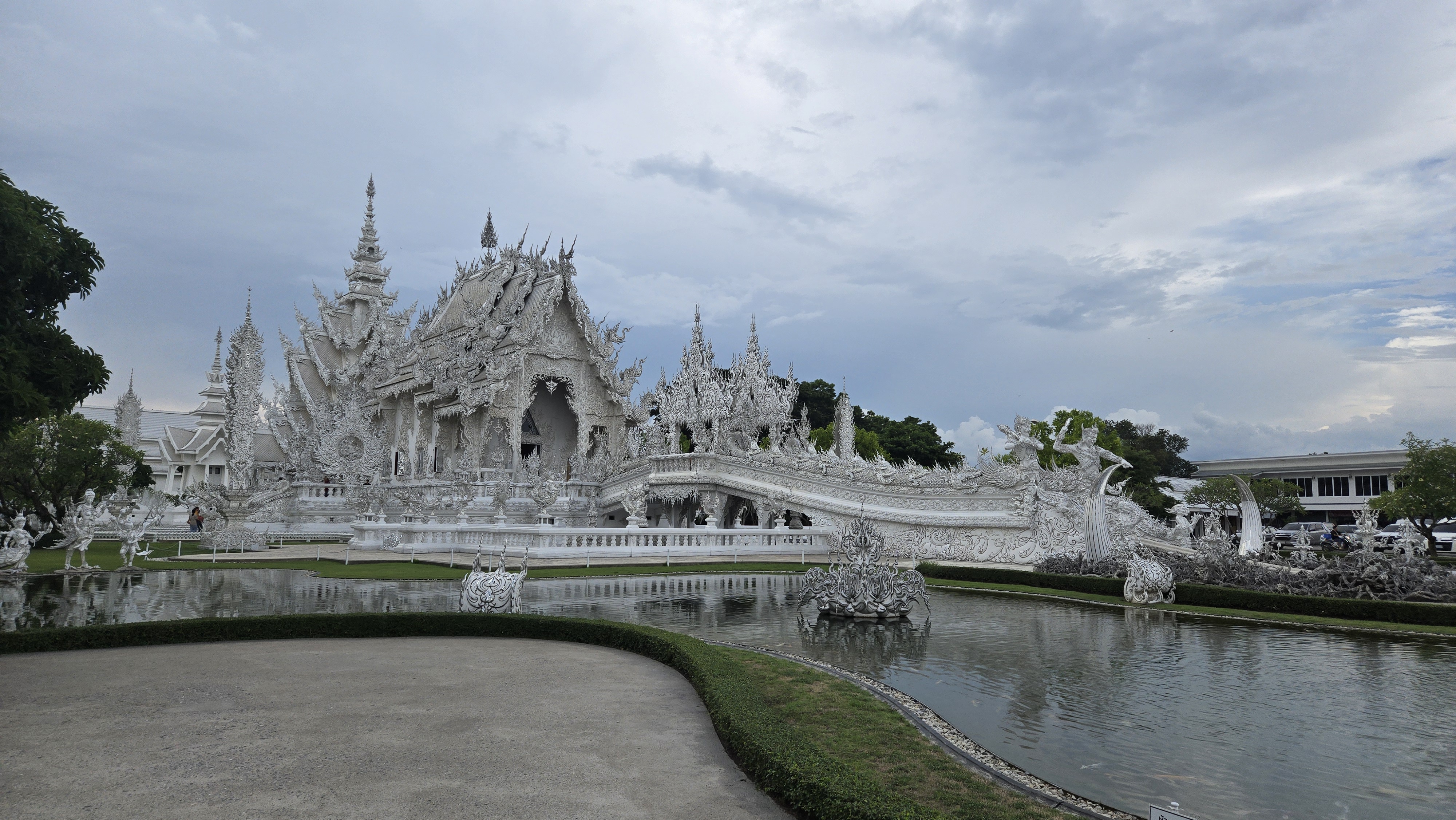 imagen de Templos, montañas, playas poco conocidas y festival de luces